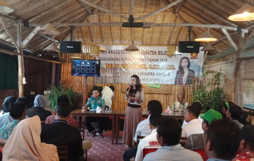 Reses, Sally Kenalkan Website Miliknya